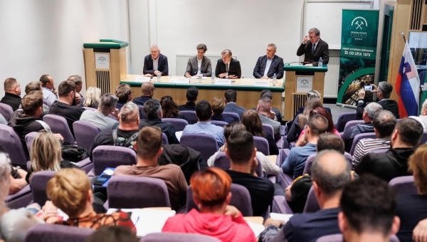 Predsednik vlade z ministrsko ekipo na obisku v Premogovniku Velenje